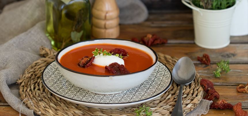 Imagen de Sopa fría de tomate con quenelle de queso fresco