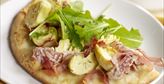 Imagen de Pizza de alcachofas, jamón y rúcula