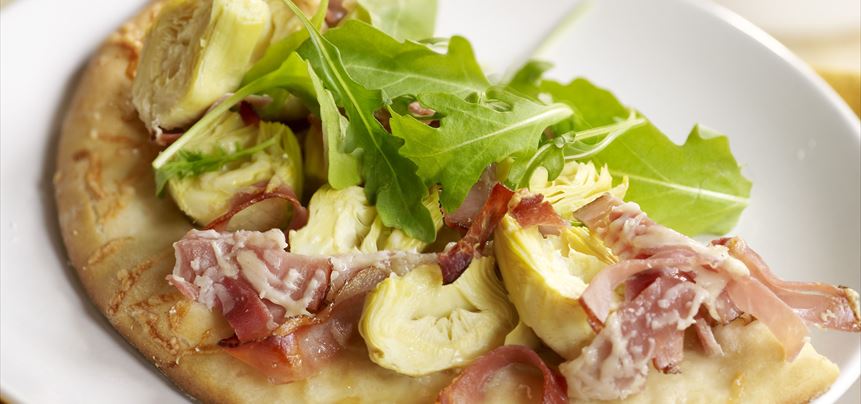 Imagen de Pizza de alcachofas, jamón y rúcula