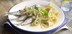 Imagen de Sardinas a las hierbas con ravioli de manzana
