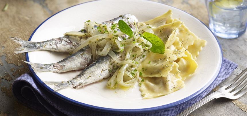 Imagen de Sardinas a las hierbas con ravioli de manzana