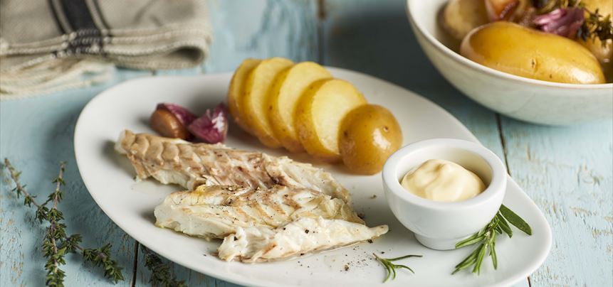 Imagen de Lubina a la sal al horno con patatas confitadas