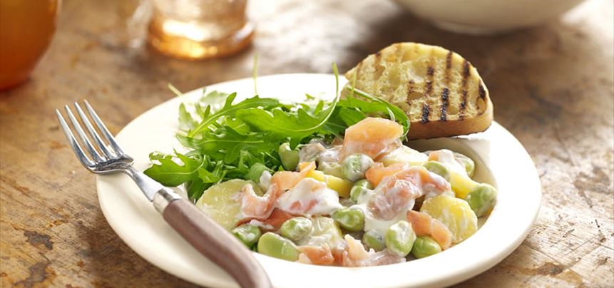 Imagen de Ensalada de patatas, salmón y habas