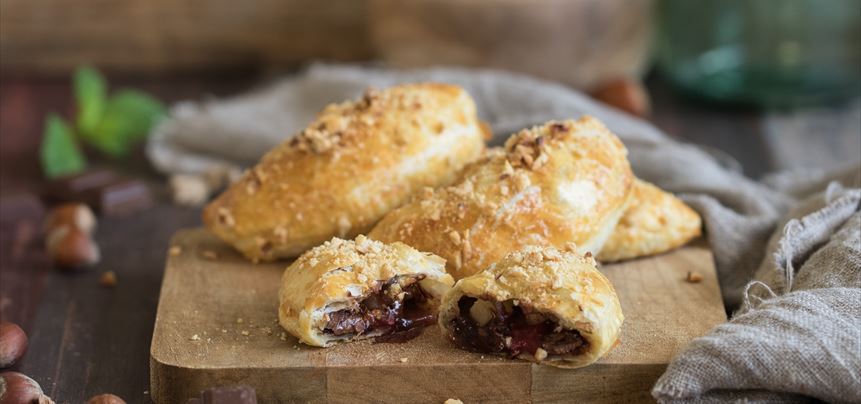 Imagen de Medialunas de hojaldre con frutas y chocolate