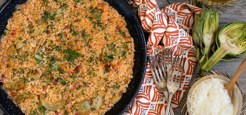 Imagen de Paella de arroz con alcachofas y tomate