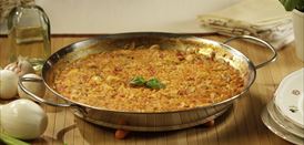 Imagen de Paella de arroz con pollo y tomate