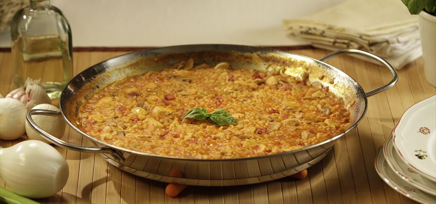 Imagen de Paella de arroz con pollo y tomate