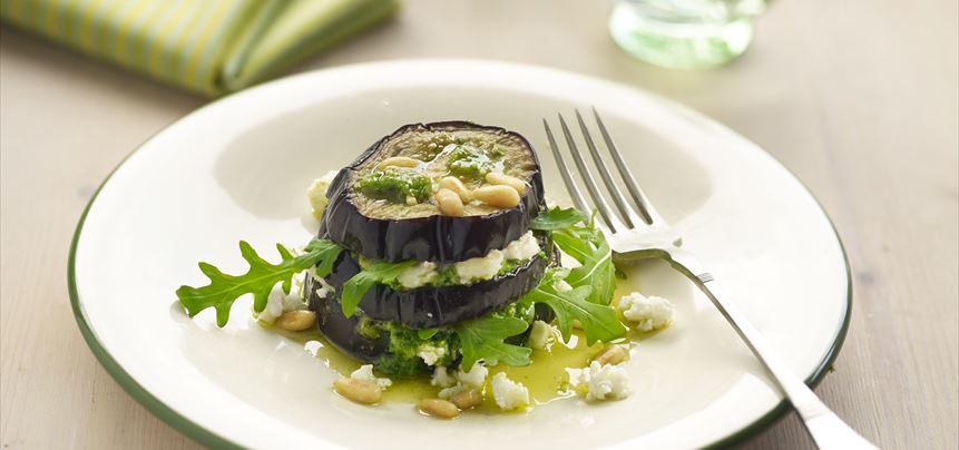 Imagen de Ensalada de berenjenas y pesto con queso de cabra