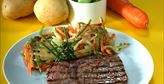 Imagen de Bistec de ternera con fritos de patata y verduras