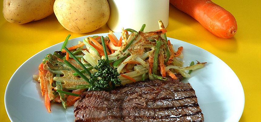 Imagen de Bistec de ternera con fritos de patata y verduras