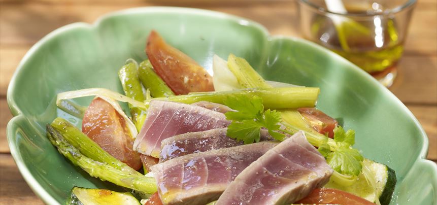 Imagen de Atún fresco con verduras al horno