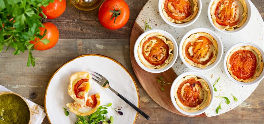 Imagen de Huevos con tomate en molde