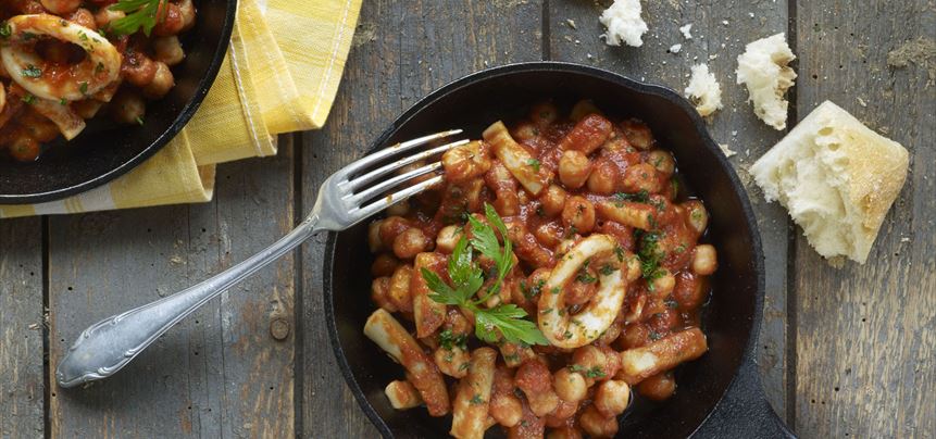Imagen de Salteado de garbanzos con sepia y tomate