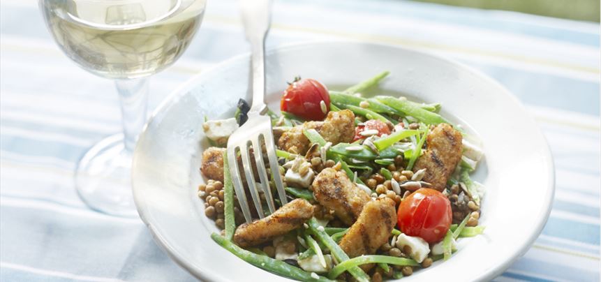 Imagen de Ensalada de bocaditos con lentejas, judías verdes, tomates cherry, olivas y queso feta