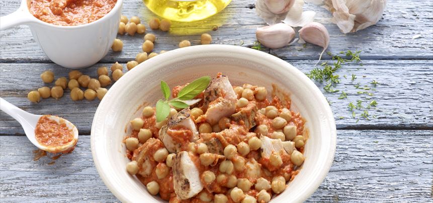 Imagen de Ensalada de pollo con garbanzos y salsa romesco