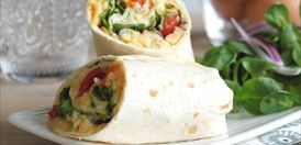 Imagen de Wraps con huevos revueltos, rúcula y tomate