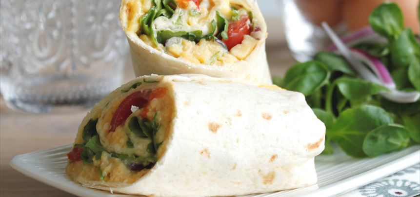 Imagen de Wraps con huevos revueltos, rúcula y tomate