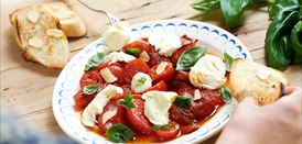 Imagen de Ensalada de tomates asados y mozzarella al aceite de ajo