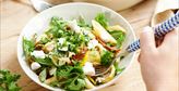 Imagen de Ensalada de macarrones con rúcula y queso feta