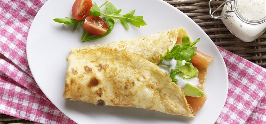 Imagen de Rollos de creps con salmón y ensalada