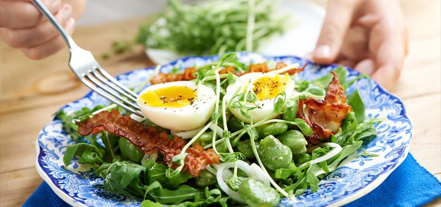 Imagen de Ensalada de habas con beicon y huevo