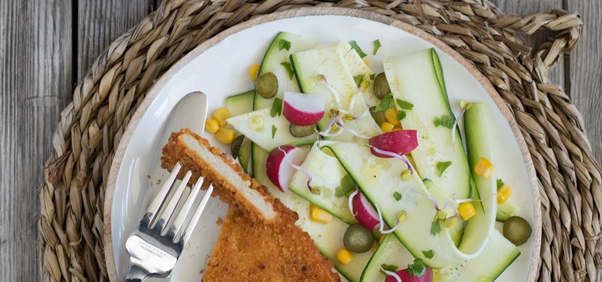 Imagen de Empanado con ensalada de patata y calabacín
