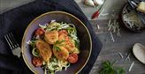 Imagen de Ensalada templada de espaguetis de calabacín y Nuggets veganos