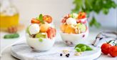 Imagen de Chupito de crema fría de queso mozzarella con ensalada caprese de melón