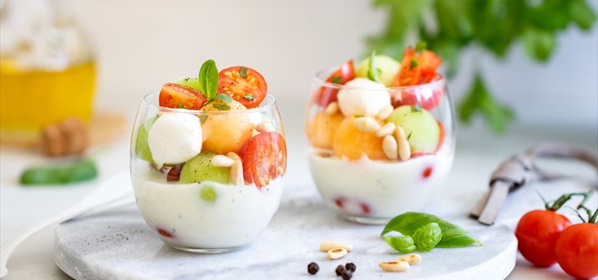 Imagen de Chupito de crema fría de queso mozzarella con ensalada caprese de melón