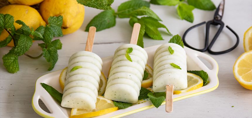 Imagen de Polos de hielo de limón y menta con leche condensada