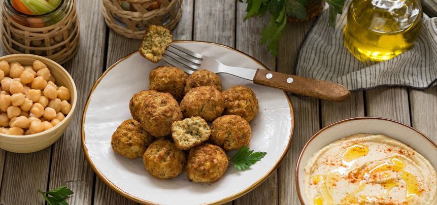 Imagen de Falafel con hummus de garbanzos y crudités de verduras