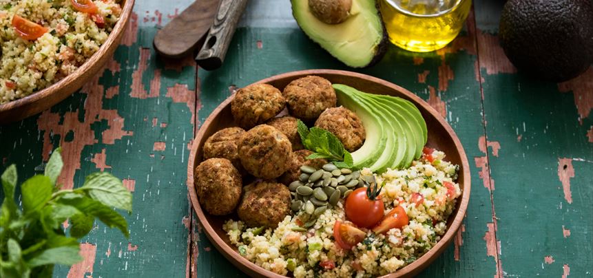 Imagen de Falafel con ensalada de cuscus, aguacate y pipas de calabaza