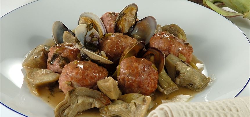 Imagen de Albóndigas con alcachofas y almejas