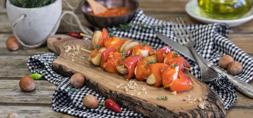 Imagen de Brocheta de pollo y verduras con salsa de tomate y almendras