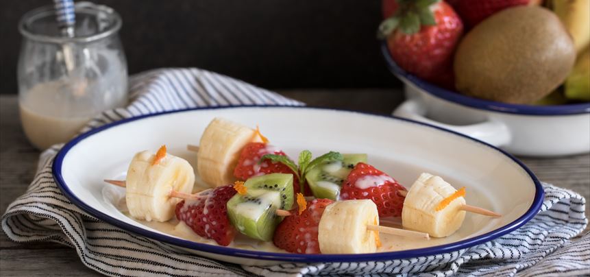 Imagen de Brochetas de frutas con salsa de naranja
