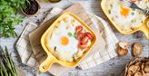 Imagen de Parmentier de patata con huevo, pollo y espárragos