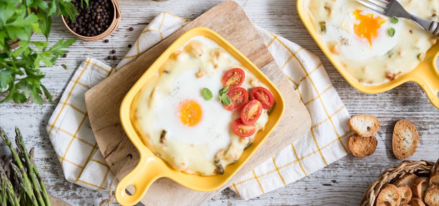 Imagen de Parmentier de patata con huevo, pollo y espárragos