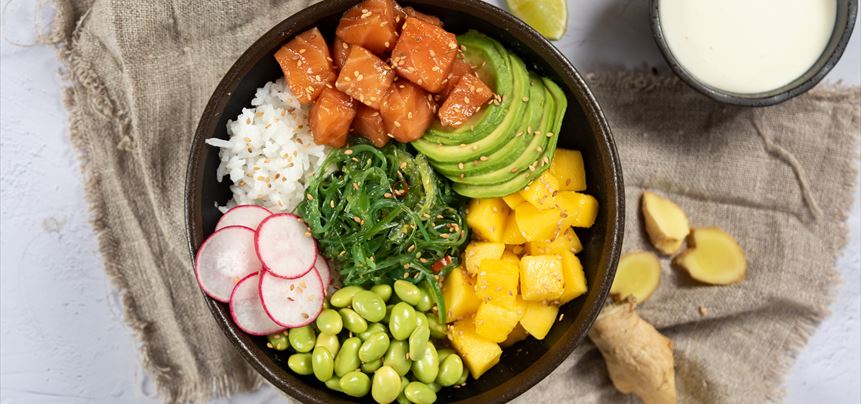 Imagen de Poke de salmón y salsa de jengibre