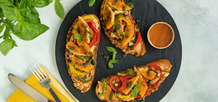 Imagen de Tosta de empanado con verduras, miel y aceite de albahaca