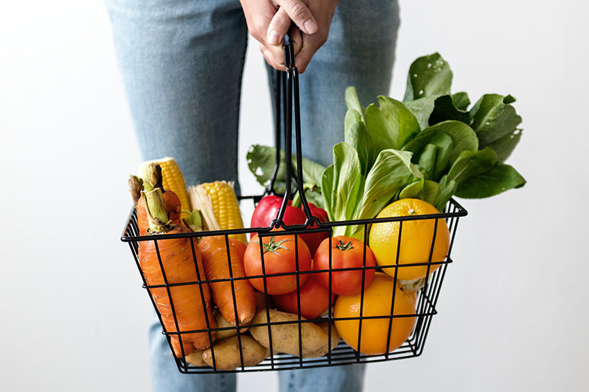 Cesta de la compra con fruta y verdura