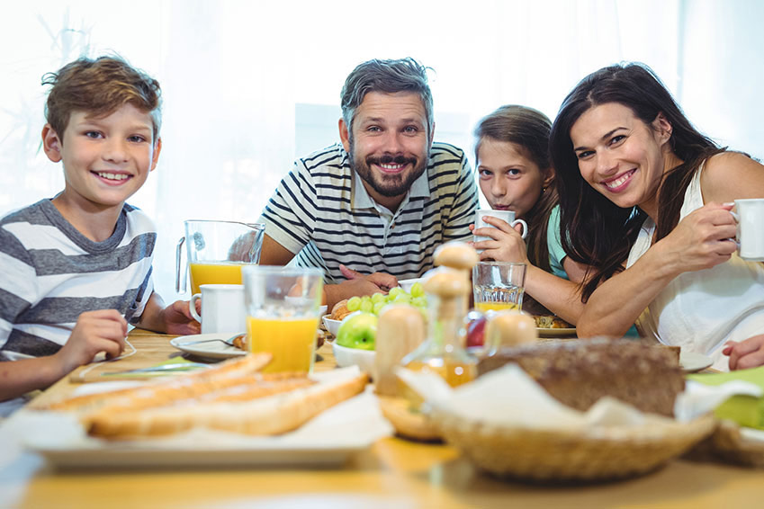 Familia tomando un desayuno saludable