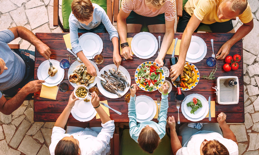 Familia sirviendo la comida en los platos