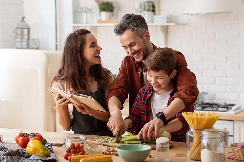 Familia preparando la comida