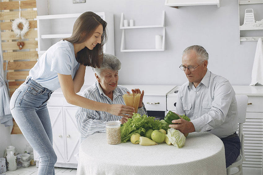 Abuelos comiendo