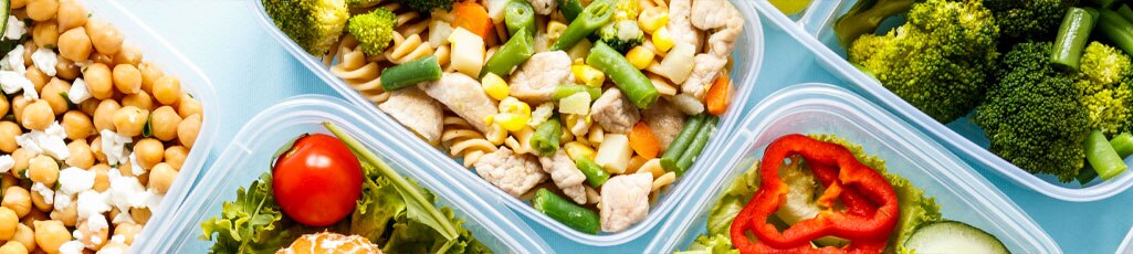 Comida en envases de plástico