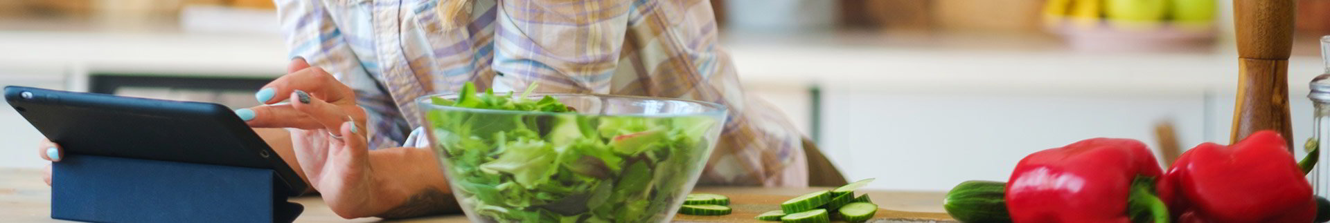 Mujer mirando recetas para cocinar