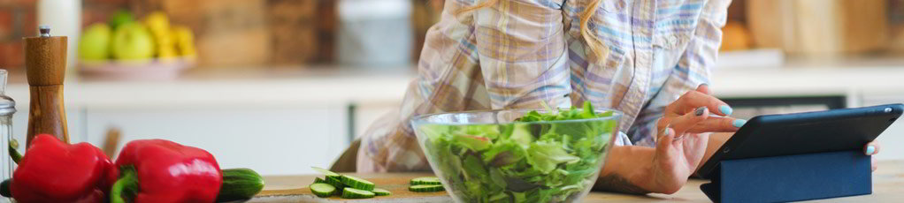 Mujer mirando recetas para cocinar