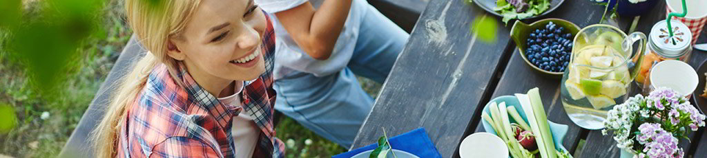 Picnic familiar en el jardín