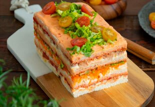 Pastel de verano con tomate